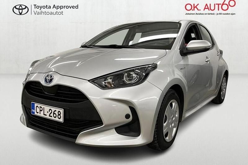 Käytetty Toyota Yaris Hybrid Active 92 HP (67 kW) 2021 Hopea Viistoperä
