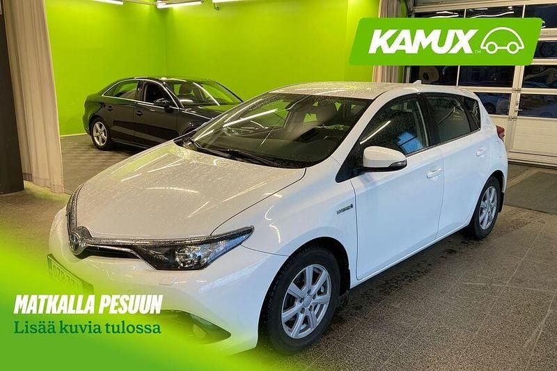 Valkoinen Käytetty 2015 Toyota Auris Hybrid Active Viistoperä | 15 890 € (Perustarjous) - Kuva 1/3