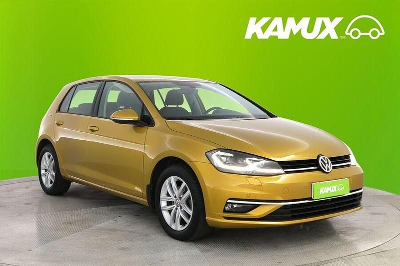 Keltainen / beige Käytetty 2018 VW Golf VII Highline Sedan | 19 790 € (Hieman kallis) - Kuva 1/3