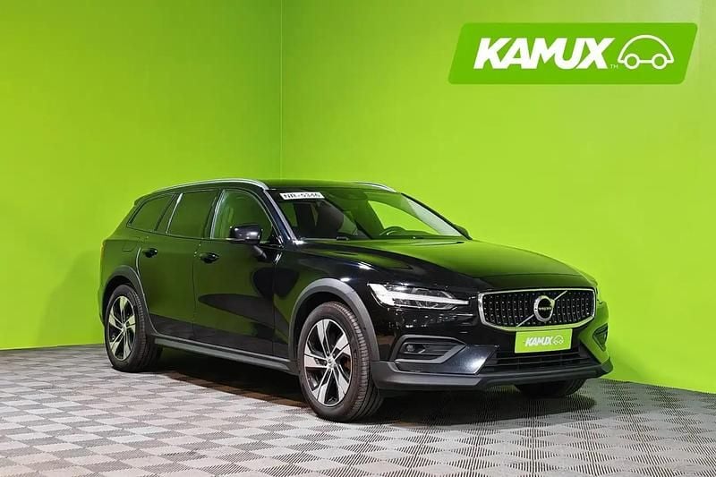Musta Käytetty 2022 Volvo V60 CC Comfort Farmari | 27 880 € (Supertarjous) - Kuva 1/4
