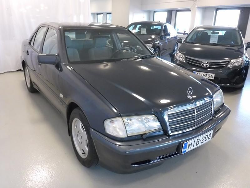 Käytetty Mercedes C240 Classic 170 HP (125 kW) 1998 Musta Sedan