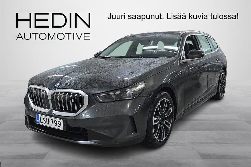 Harmaa Käytetty 2025 BMW i5 Comfort Edition Farmari | 57 990 € (Perustarjous) - Kuva 1/3
