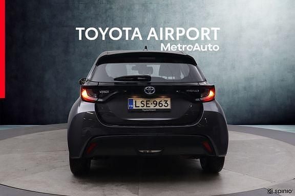Käytetty Toyota Yaris Active 114 HP (83 kW) 2023 Harmaa Viistoperä