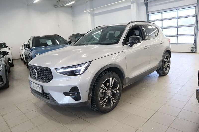 Käytetty Volvo XC40 Plus 163 HP (119 kW) 2025 Hopea Katumaasturi