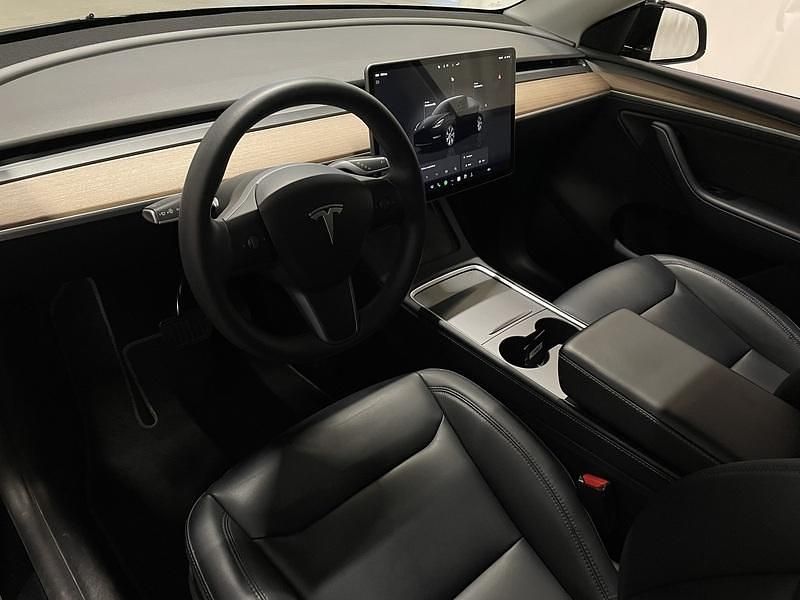 Käytetty Tesla Model Y 258 kW (351 HP) 2023 Katumaasturi