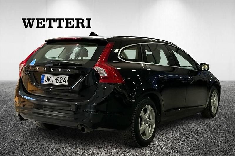 Käytetty Volvo V60 Momentum 152 HP (111 kW) 2016 Musta Farmari