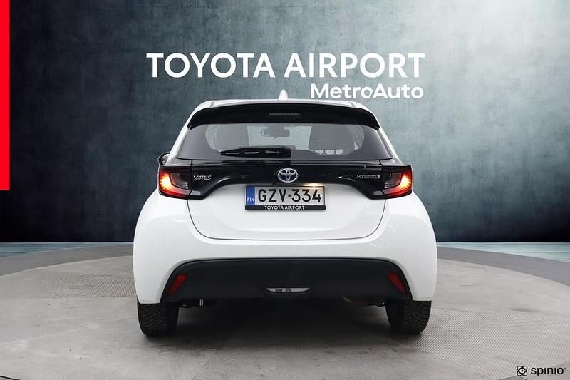 Käytetty Toyota Yaris Hybrid Active 116 HP (85 kW) 2021 Valkoinen Viistoperä