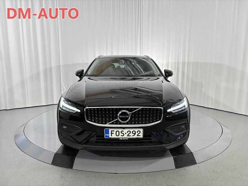 Käytetty Volvo V60 CC Business Edition 197 HP (144 kW) 2021 Musta Farmari