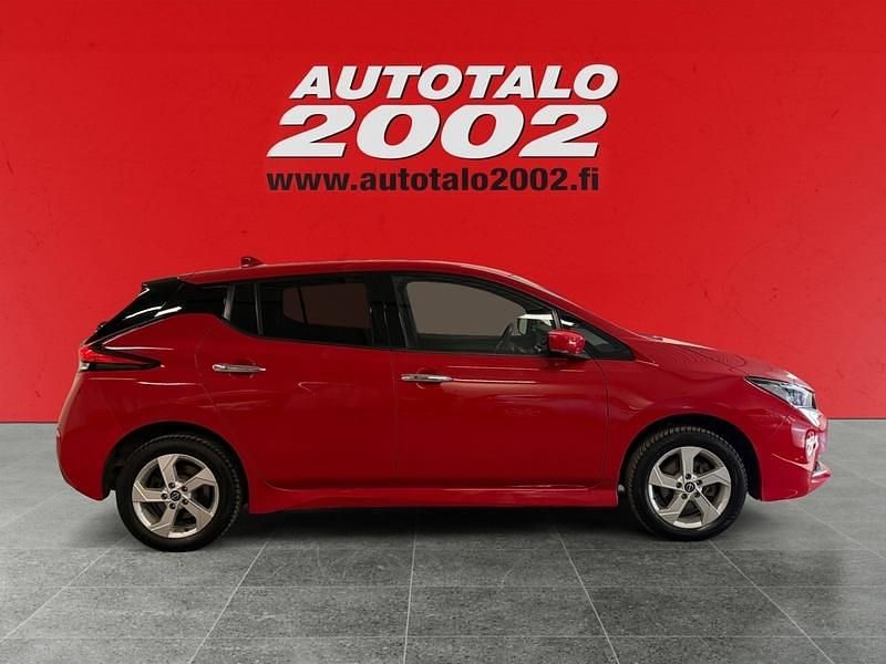 Käytetty Nissan Leaf N-Connecta 160 kW (218 HP) 2023 Punainen Viistoperä