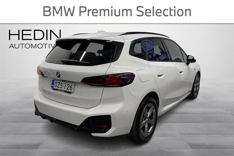 Käytetty BMW 225 Active Tourer M Sport 245 HP (180 kW) 2023 Valkoinen Tila-auto