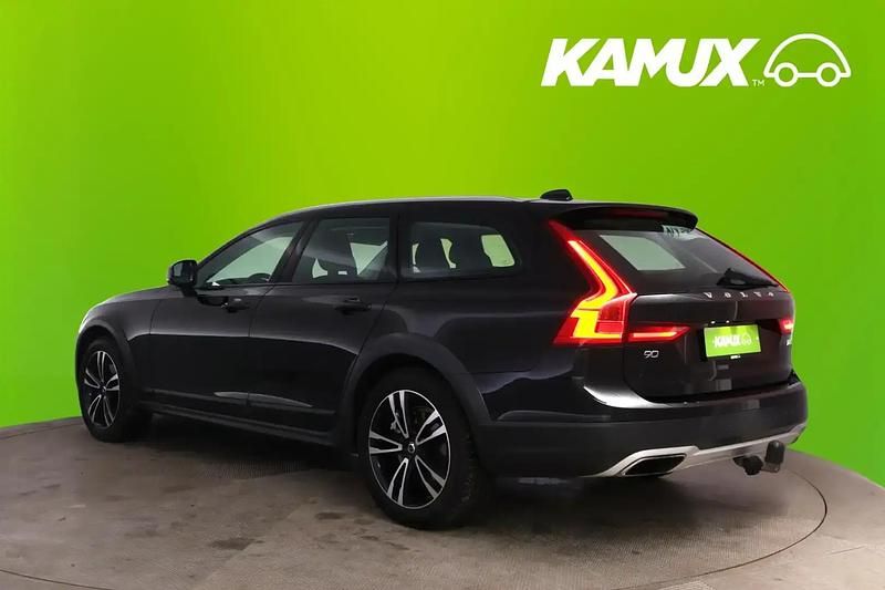Käytetty Volvo V90 CC Pro 235 HP (172 kW) 2017 Musta Farmari