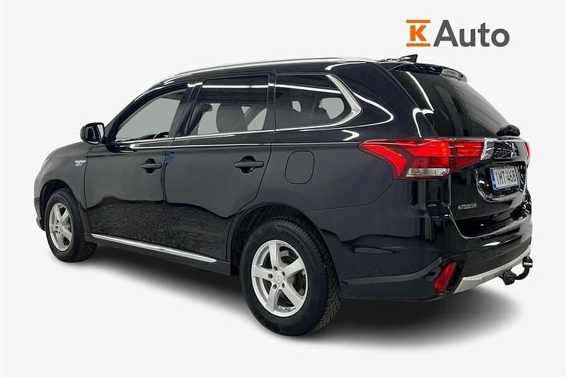 Käytetty Mitsubishi Outlander P-HEV Instyle 121 HP (88 kW) 2016 Musta Katumaasturi