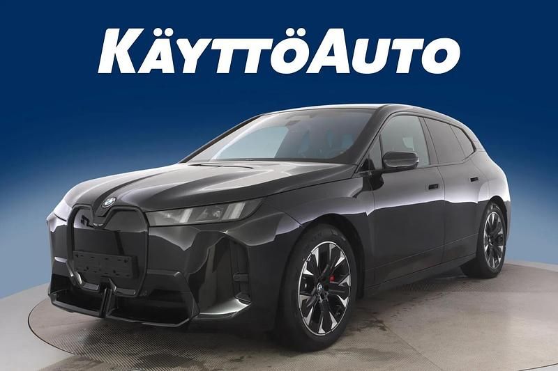 Uusi BMW iX Comfort Edition 400 kW (544 HP) 2026 Saphir schwarz Katumaasturi