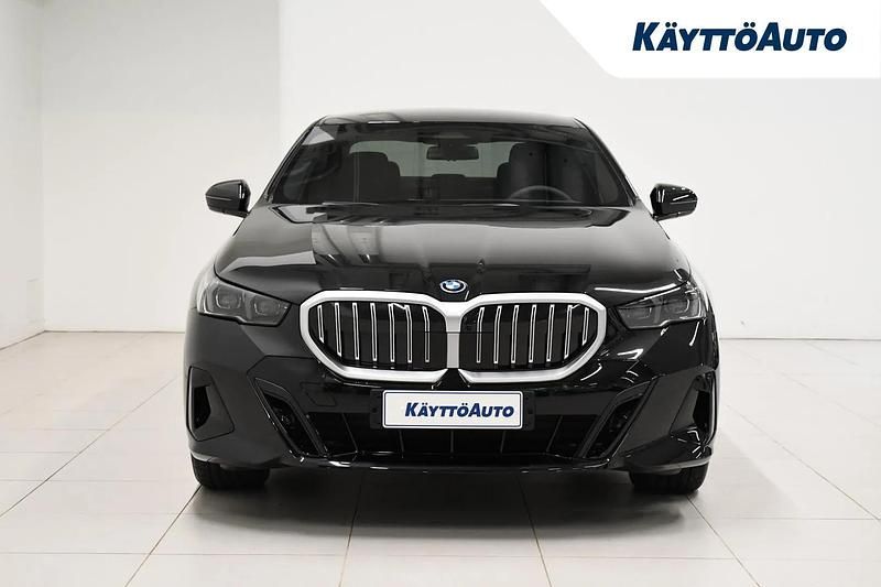 Uusi BMW 530e Comfort Edition 299 HP (219 kW) 2025 Saphir schwarz Sedan