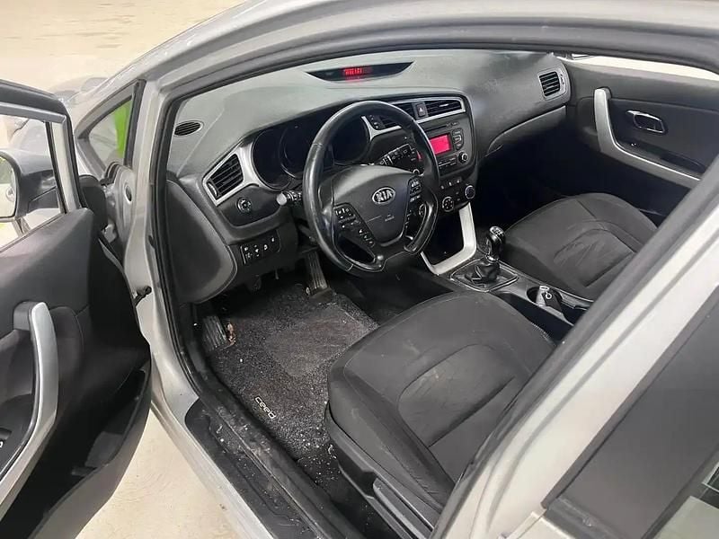 Käytetty Kia Ceed LX 99 HP (72 kW) 2018 Hopea / harmaa Viistoperä