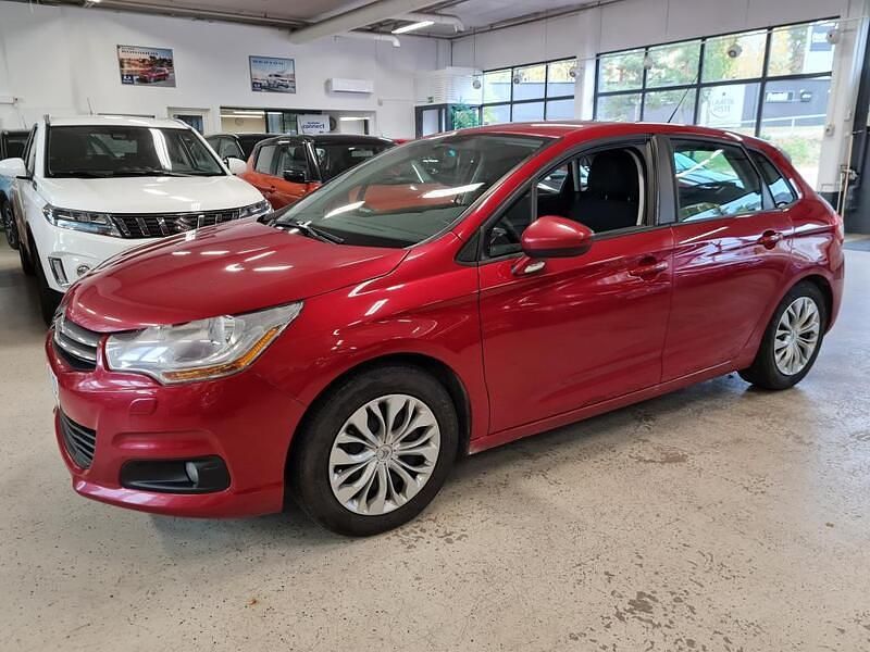 Met. punainen Käytetty 2015 Citroën C4 PureTech Viistoperä | 6 900 € - Kuva 1/4