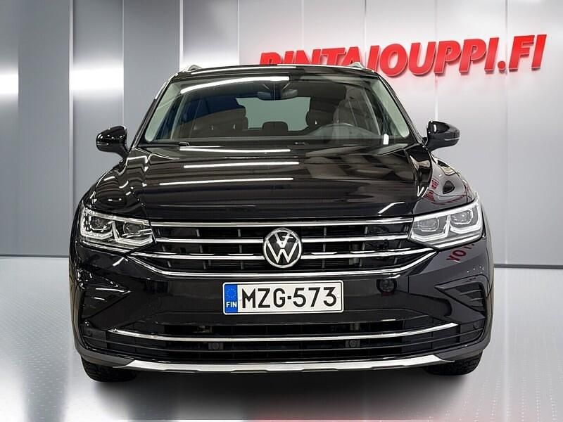 Käytetty VW Tiguan Style 245 HP (180 kW) 2022 Musta Katumaasturi