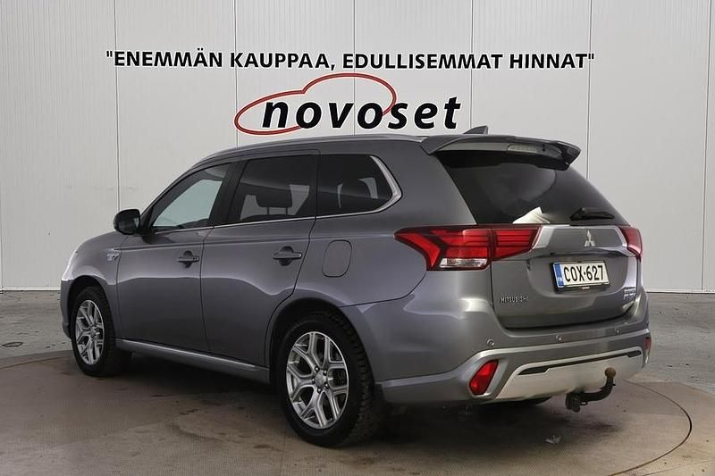 Käytetty Mitsubishi Outlander P-HEV Instyle 224 HP (164 kW) 2019 Harmaa Katumaasturi