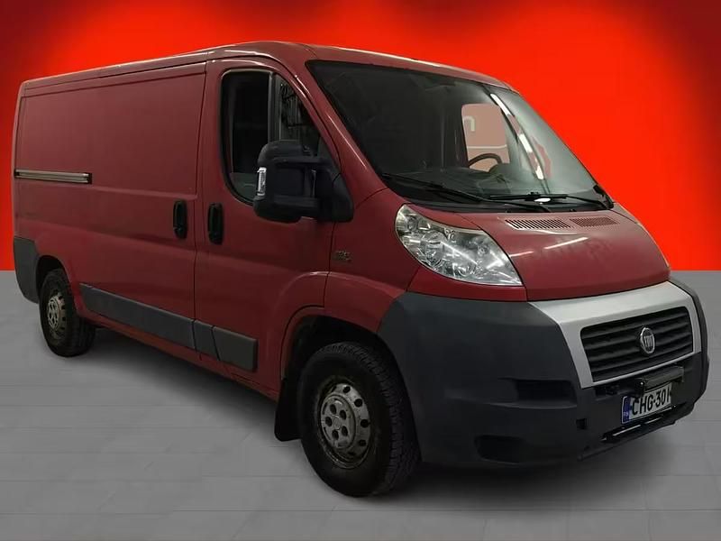 Käytetty Fiat Ducato 101 HP (74 kW) 2009 Punainen Van