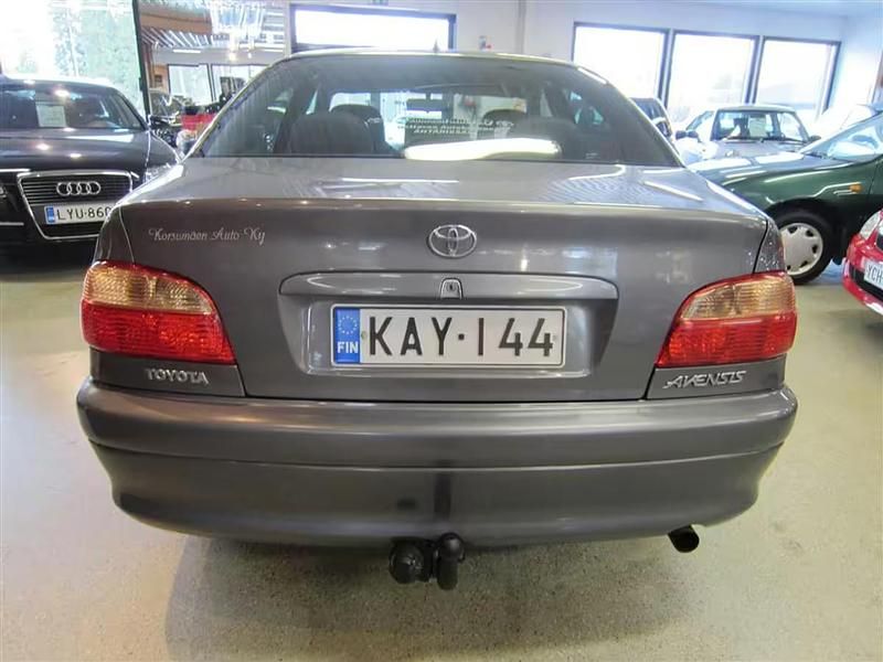 Käytetty Toyota Avensis Sol 110 HP (80 kW) 2002 Harmaa Sedan