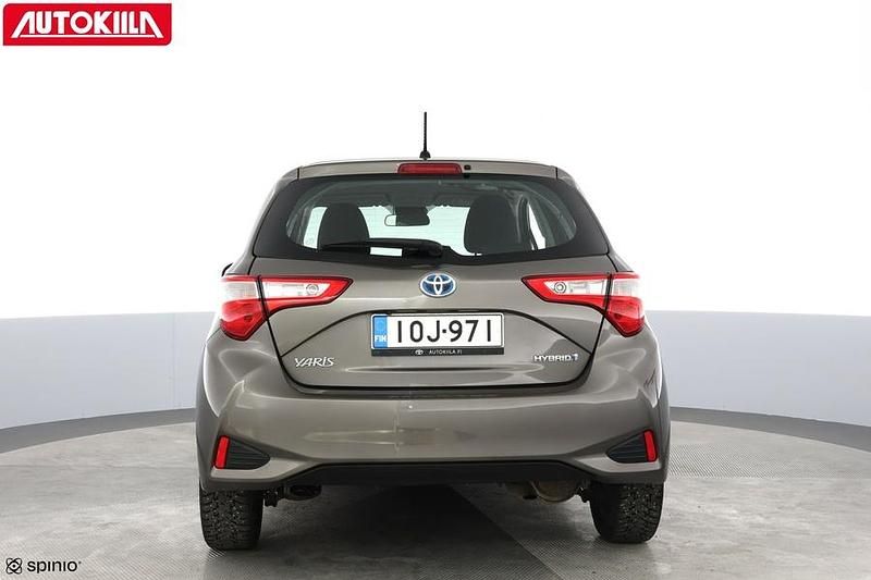 Käytetty Toyota Yaris Hybrid Active 73 HP (53 kW) 2018 Harmaa Viistoperä