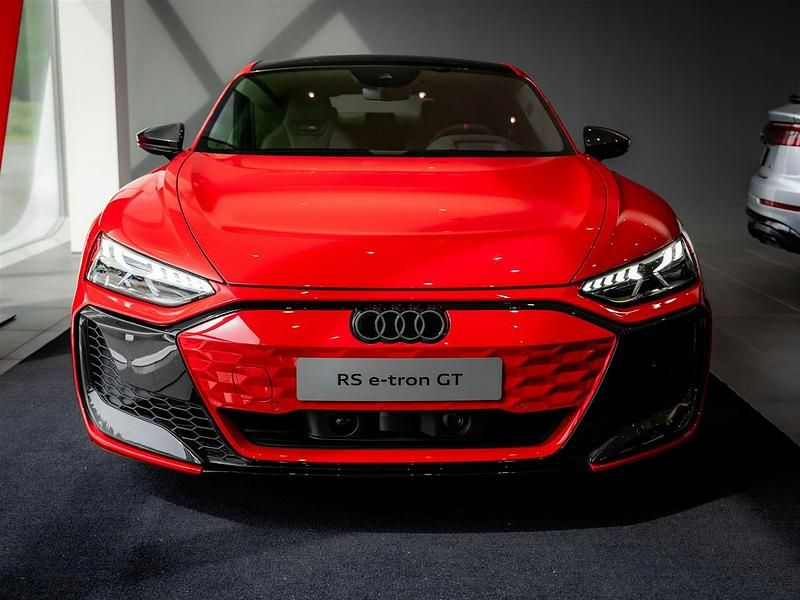 Uusi Audi e-tron GT quattro Design 561 kW (764 HP) 2025 Progressive punainen Sedan