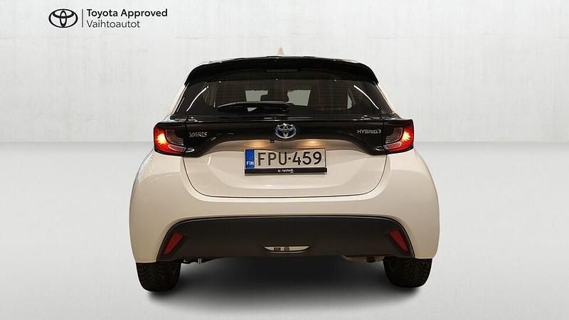 Käytetty Toyota Yaris Hybrid Active 116 HP (85 kW) 2020 Valkoinen Viistoperä