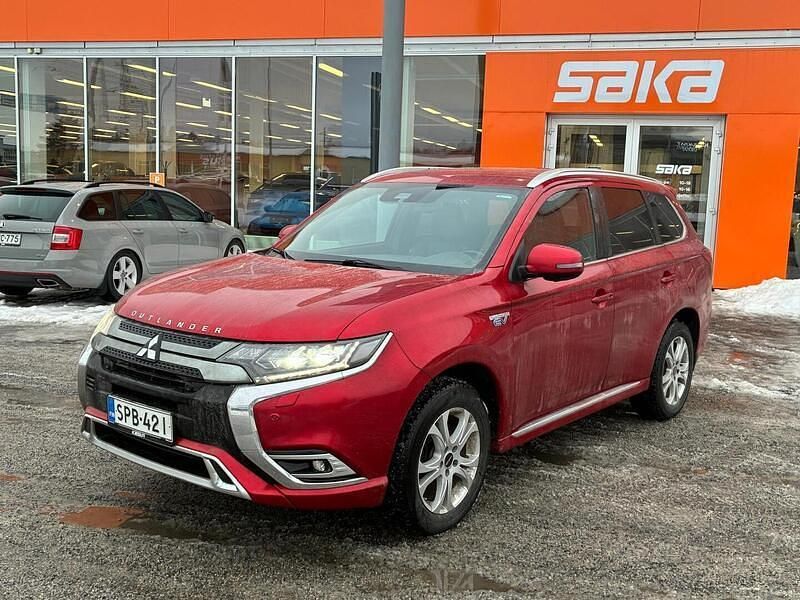 Käytetty Mitsubishi Outlander P-HEV Instyle 135 HP (99 kW) 2020 Katumaasturi