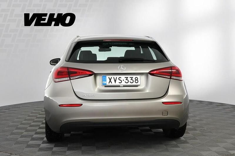 Käytetty Mercedes A180 Business 136 HP (100 kW) 2019 Harmaa Viistoperä