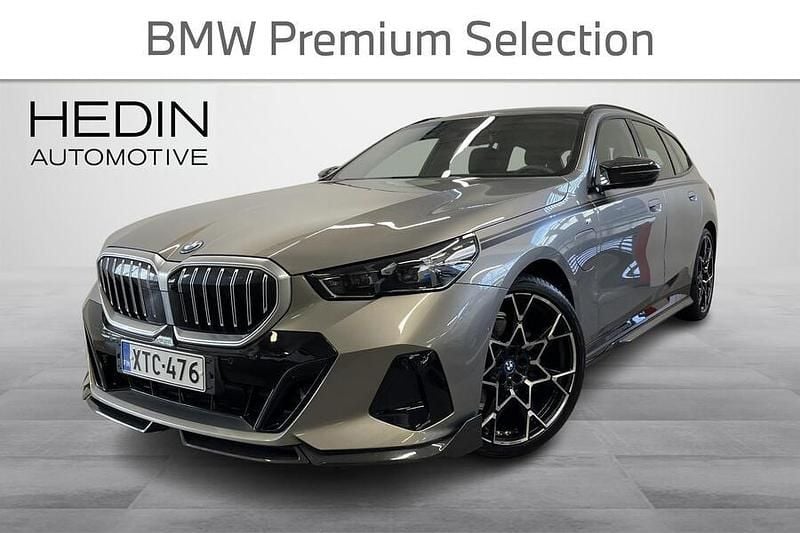 Harmaa Käytetty 2025 BMW 530e M Performance Farmari | 68 900 € - Kuva 1/4