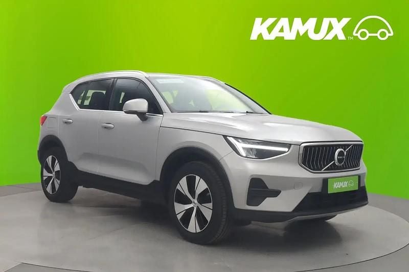 Hopea / harmaa Käytetty 2023 Volvo XC40 Plus Katumaasturi | 31 890 € (Supertarjous) - Kuva 1/4