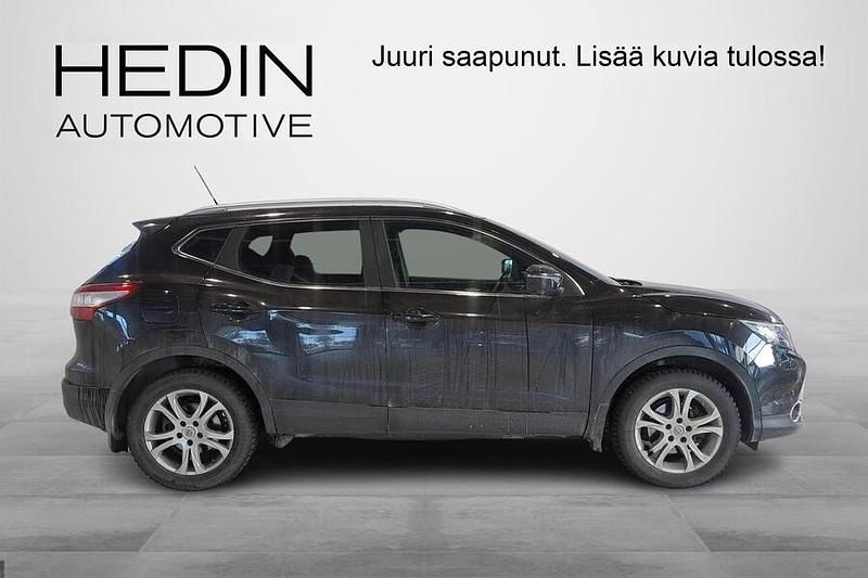 Käytetty Nissan Qashqai N-Vision 116 HP (85 kW) 2017 Musta Katumaasturi