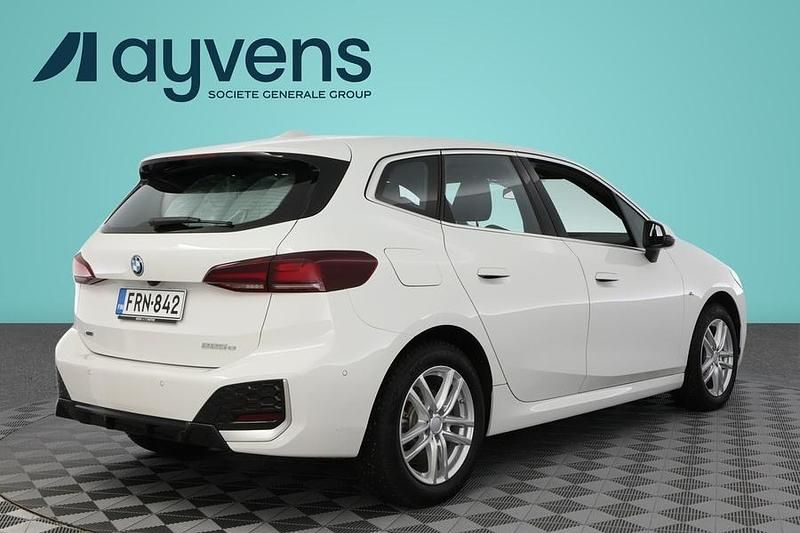 Käytetty BMW 225 Active Tourer M Sport 245 HP (180 kW) 2023 Valkoinen Tila-auto