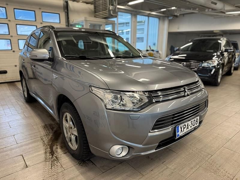 Käytetty Mitsubishi Outlander P-HEV Instyle 121 HP (88 kW) 2014 Katumaasturi