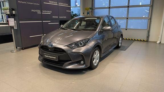 Met. harmaa Käytetty 2022 Toyota Yaris Active Viistoperä | 17 800 € (Perustarjous) - Kuva 1/4