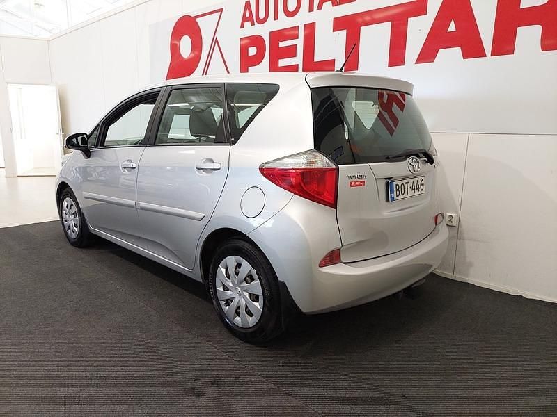 Käytetty Toyota Verso-S Sol 99 HP (72 kW) 2011 Hopea Tila-auto