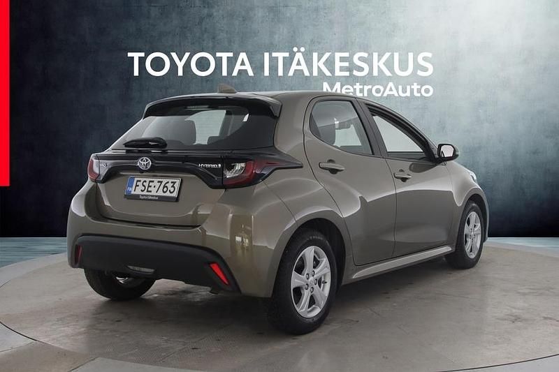 Käytetty Toyota Yaris Hybrid Active 116 HP (85 kW) 2024 Ruskea Viistoperä