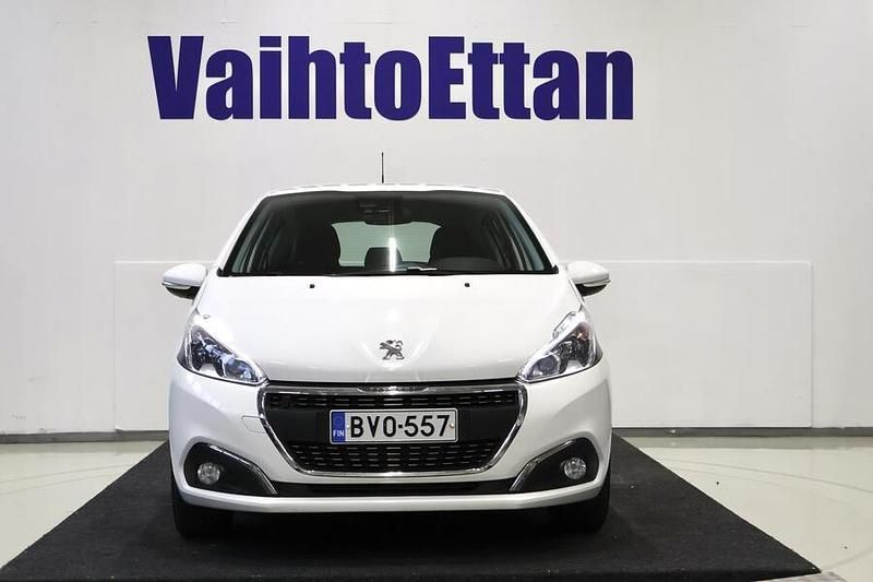 Käytetty Peugeot 208 Signature Sky 110 HP (80 kW) 2019 Valkoinen Viistoperä