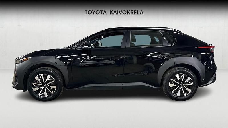 Käytetty Toyota bZ4X Active 2024 Musta Katumaasturi
