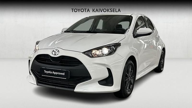 Valkoinen Käytetty 2025 Toyota Yaris Hybrid Active Viistoperä | 24 490 € (Perustarjous) - Kuva 1/4