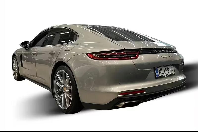 Käytetty Porsche Panamera 4 330 HP (242 kW) 2018 Harmaa Sedan
