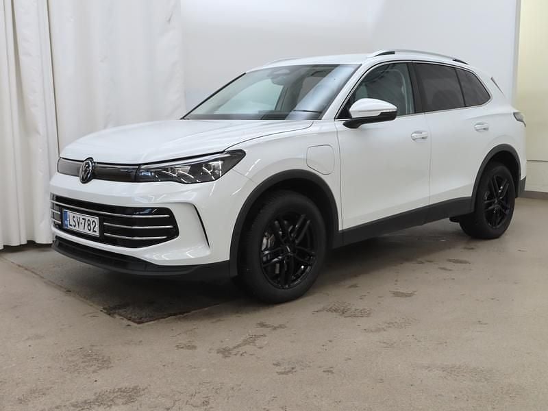 Käytetty VW Tiguan Business 204 HP (150 kW) 2024 Valkoinen Katumaasturi