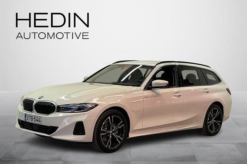 Valkoinen Käytetty 2025 BMW 330e Comfort Edition Farmari | 49 500 € - Kuva 1/4