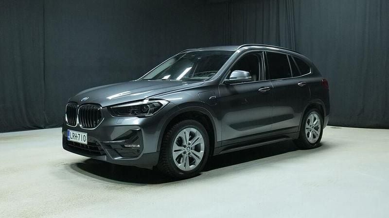 Käytetty BMW X1 Sport Line 220 HP (161 kW) 2022 Harmaa Katumaasturi