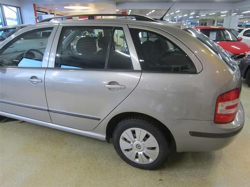 Käytetty Skoda Fabia 80 HP (58 kW) 2007 Ruskea (beige) Viistoperä