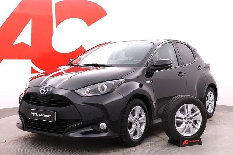 Käytetty Toyota Yaris Hybrid Active 116 HP (85 kW) 2021 Musta Viistoperä