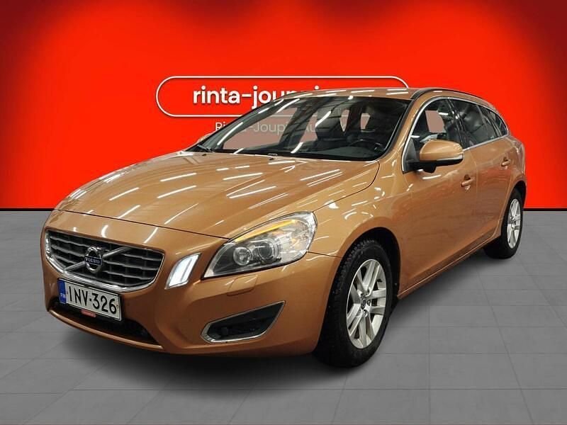 Ruskea Käytetty 2013 Volvo V60 Summum Farmari | 9 980 € (Perustarjous) - Kuva 1/3