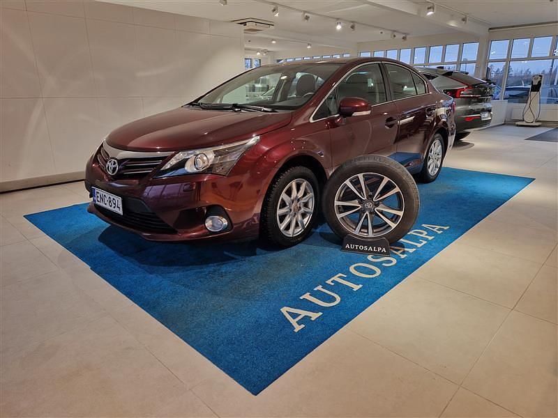 Käytetty Toyota Avensis Multidrive S 147 HP (108 kW) 2013 Punainen Sedan