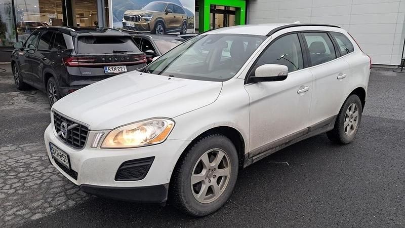 Valkoinen Käytetty 2011 Volvo XC60 Momentum Katumaasturi | 15 800 € (Perustarjous) - Kuva 1/3