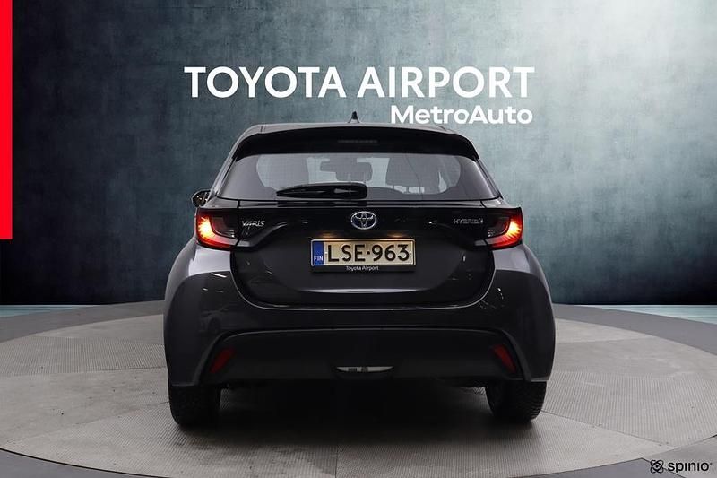 Käytetty Toyota Yaris Hybrid Active 116 HP (85 kW) 2023 Harmaa Viistoperä